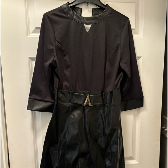 Cute V Dress - Picture 1 of 6